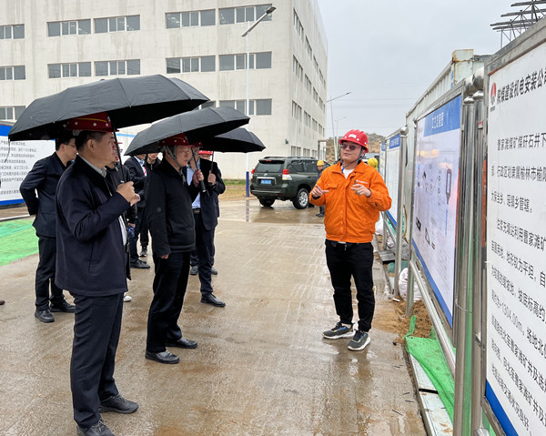榆林市副市長王華勝蒞臨陜煤建設(shè)機(jī)電安裝公司施工現(xiàn)場(chǎng)進(jìn)行環(huán)保調(diào)研