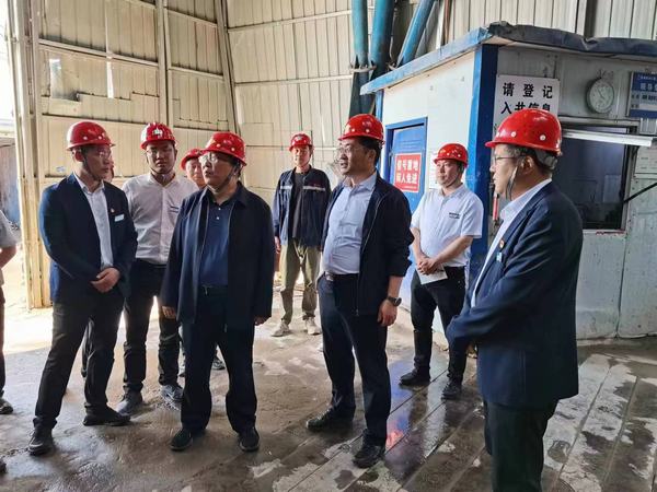 陜煤股份有限公司常務副總經理李孝波、彬長礦業(yè)有限公司總經理焦小年蒞臨陜煤建設礦建二公司第一項目部檢查指導工作