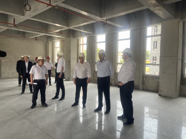 陜西陜煤韓城礦業(yè)有限公司黨委書記、董事長張維新蒞臨陜煤建設韓城分公司下峪口煤礦調度指揮綜合辦公樓工程檢查指導工作