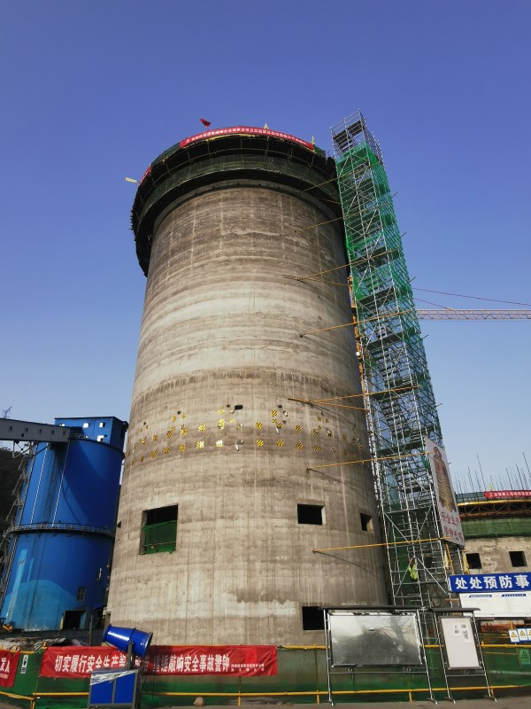 陜煤建設(shè)咸陽分公司雙龍煤業(yè)儲煤設(shè)施改造項(xiàng)目掘進(jìn)倉順利封頂