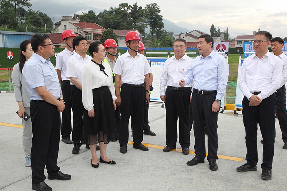 陜煤集團(tuán)黨委書記、董事長張文琪視察建設(shè)集團(tuán)承建的漢陰縣實(shí)驗(yàn)中學(xué)項(xiàng)目