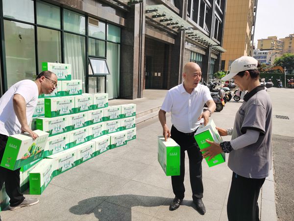 陜煤建設(shè)大秦置業(yè)公司：防暑降溫送清涼 情系一線保平安