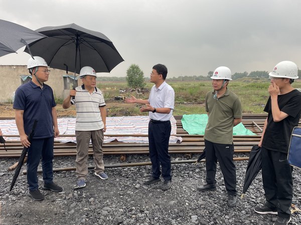 西安鐵路監(jiān)管局、陜西省交通廳檢查組一行蒞臨靖神鐵路孟紅聯(lián)絡(luò)線王則灣大橋調(diào)研指導(dǎo)工作