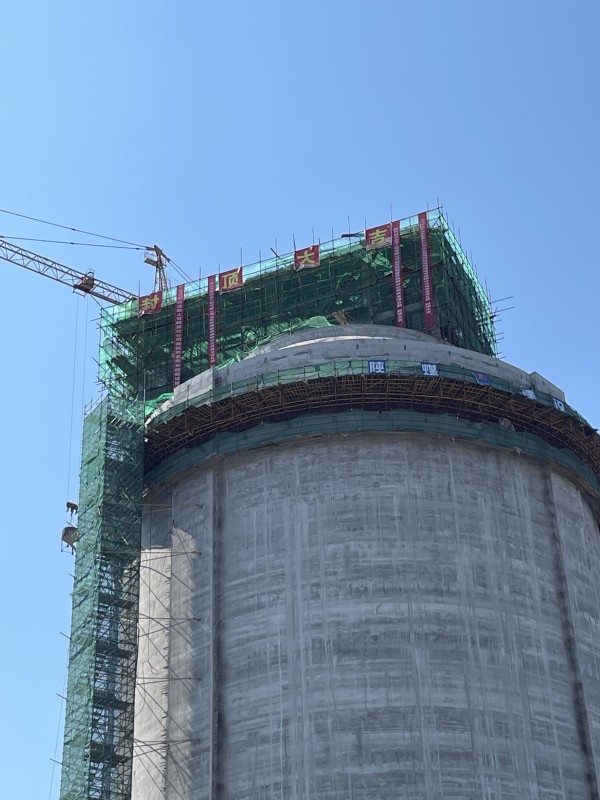 陜煤建設(shè)咸陽分公司承建的雙龍煤業(yè)儲煤設(shè)施改造項目末煤倉順利封頂