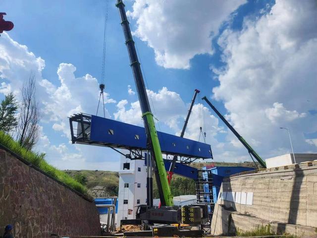 陜煤建設(shè)韓城分公司承建的煤矸石注漿充填綜合治理項目轉(zhuǎn)載點至制漿車間2#棧橋順利完成吊裝