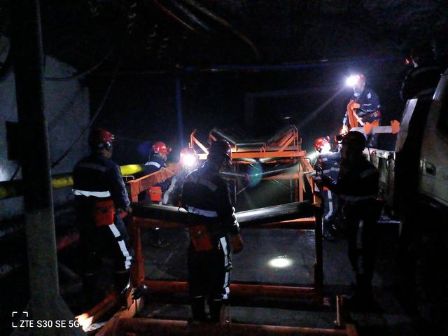 陜煤建設(shè)韓城分公司張家峁項目部順利完成3104膠運順槽帶式輸送機安裝工程