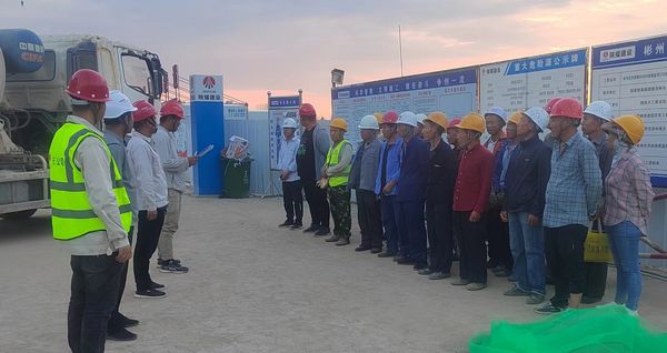 陜煤建設(shè)天工公司承建的彬長低熱值煤660MW超超臨界CFB示范項(xiàng)目儲煤筒倉滑模施工順利開滑