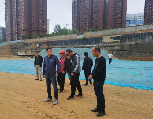 榆林市城市投資房地產(chǎn)開發(fā)有限公司執(zhí)行董事、總經(jīng)理徐鯤一行蒞臨榆溪圣境項(xiàng)目檢查指導(dǎo)工作