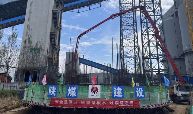 陜煤建設(shè)韓城分公司承建的文家坡礦選煤廠新建矸石倉(cāng)滑模施工正式拉開(kāi)序幕