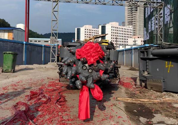 陜煤建設(shè)礦建二公司建莊項(xiàng)目部第二臺(tái)綜掘機(jī)入井