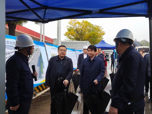 榆林市委副書記、市長張勝利一行蒞臨陜煤建設(shè)承建的上郡北路道路綜合整治提升項(xiàng)目觀摩指導(dǎo)工作