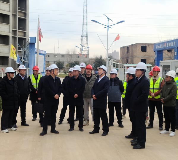 銅川礦業(yè)有限公司黨委書記、董事長路根奎一行蒞臨陜煤建設銅煤公司承建的銅煤三號居住區(qū)檢查指導工作
