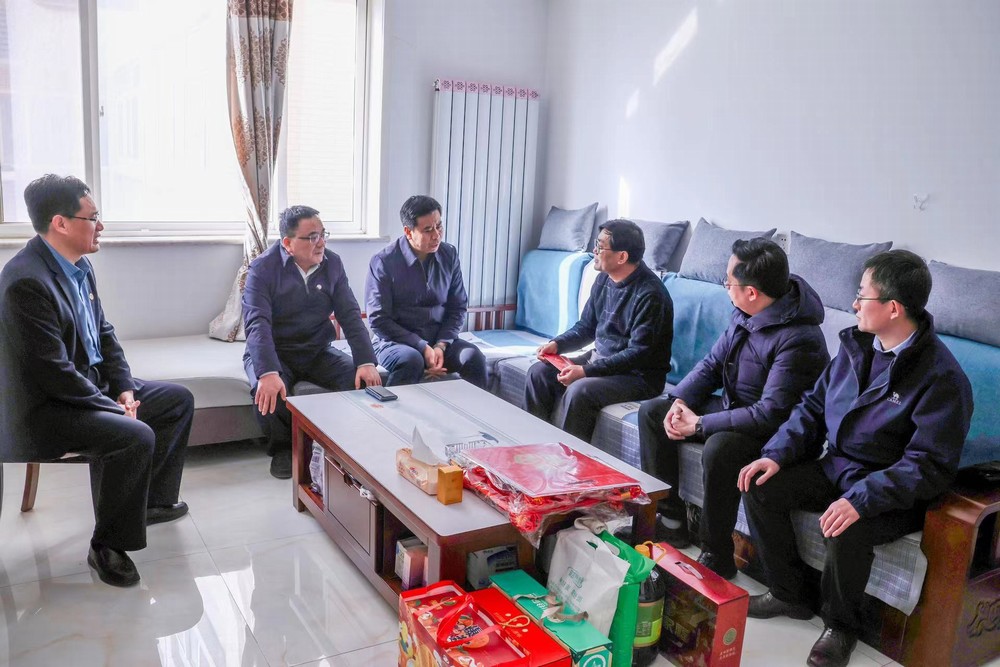 陜煤集團(tuán)副總經(jīng)理宋召軍走訪慰問建設(shè)集團(tuán)困難職工