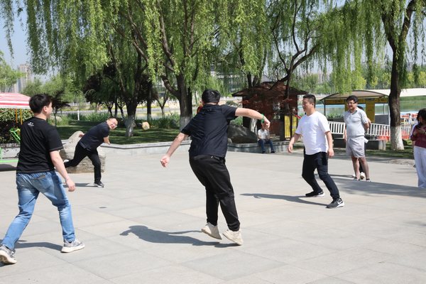 陜煤建設(shè)路橋分公司舉辦“迎五一、鼓干勁、促團結(jié)”懷舊嘉年華趣味活動