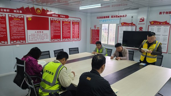 陜煤建設(shè)銅煤公司第一項目部組織“讀經(jīng)典，傳遞青春能量”青年職工主題活動