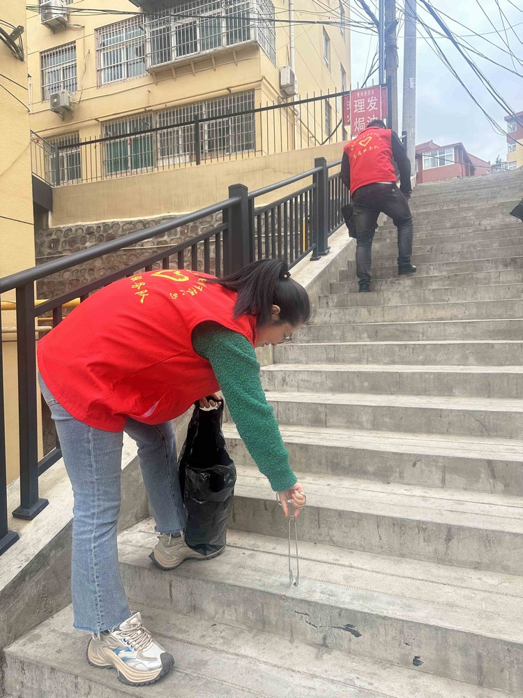 陜煤建設(shè)機電安裝公司：志愿服務(wù)迎“五一”，文明與愛齊傳遞