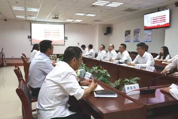 聽(tīng)專(zhuān)題黨課 守廉政底線