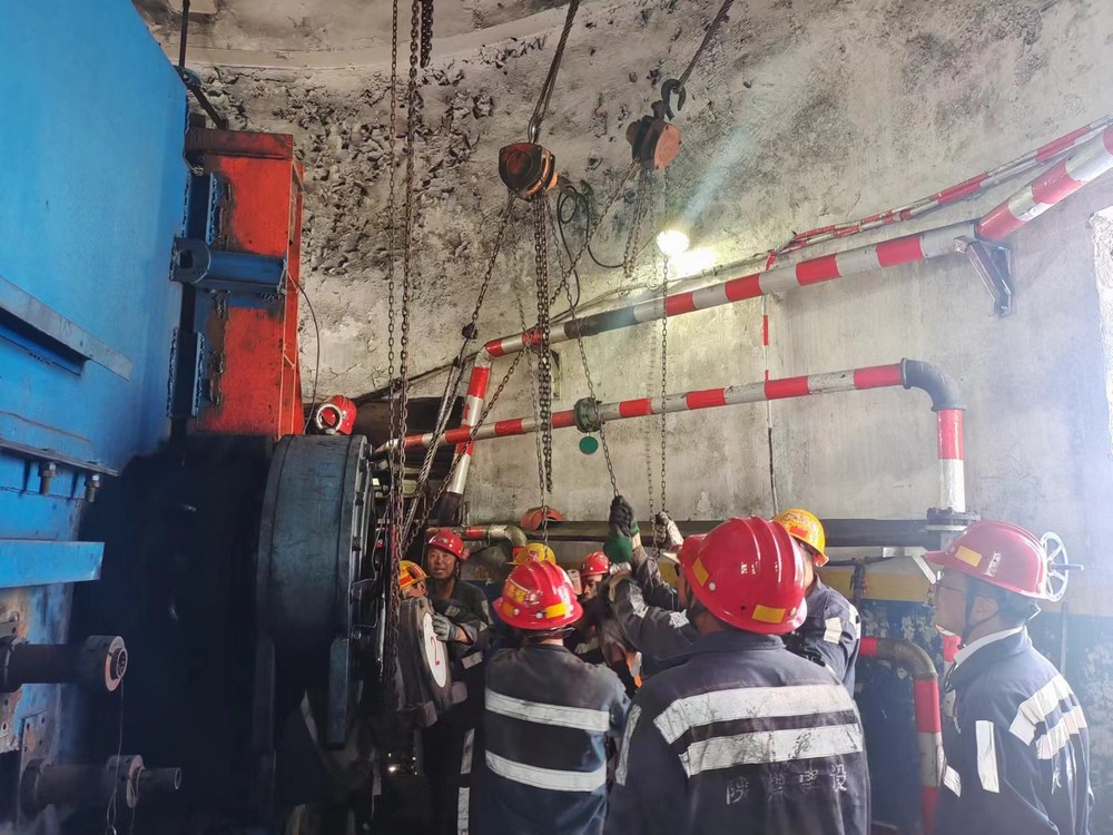 陜煤建設(shè)洗選煤第三項目部：“零點堅守” 穩(wěn)步完成101帶式輸送機帶面及機頭拖帶滾筒更換工程