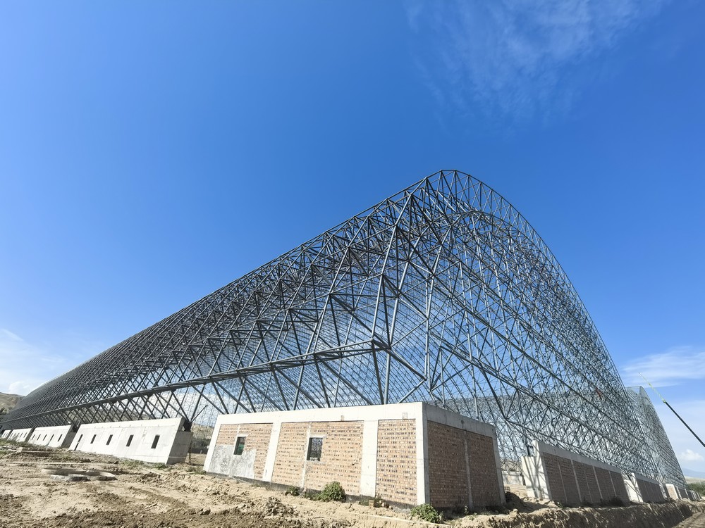 陜煤建設(shè)天工公司承建的伊寧市煤炭儲運中心基地建設(shè)項目1#、2#儲煤棚順利合攏