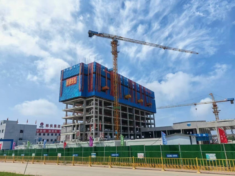 陜煤建設(shè)渭南分公司承建的陜西彬長CFB示范項(xiàng)目宿舍樓工程“喜封金頂”