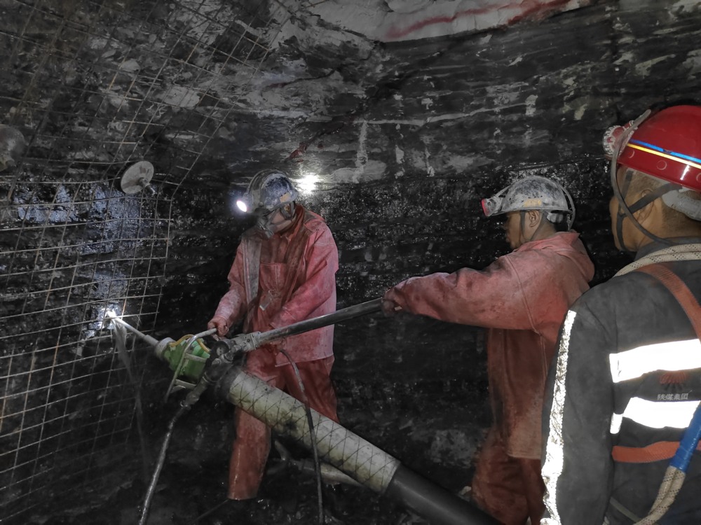 陜煤建設礦建三公司承建的貫屯煤礦西翼進、回風立井圓滿完成揭煤工作