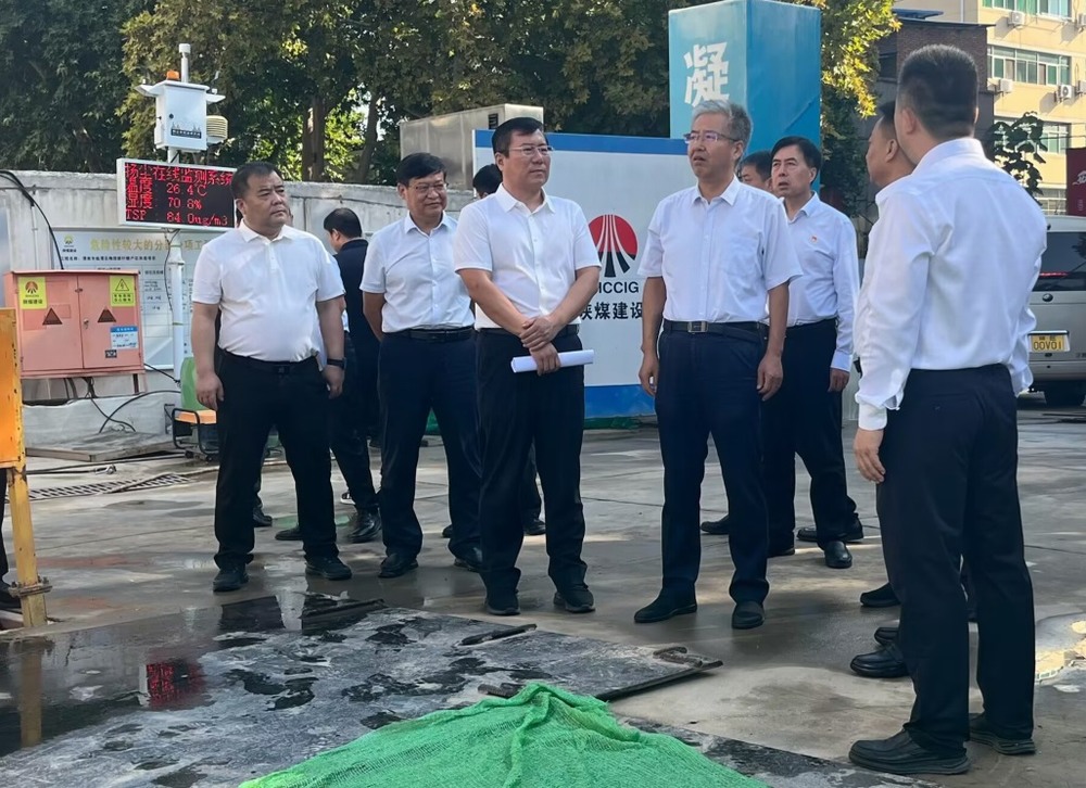 渭南市委副書記、市長陳曉勇一行蒞臨陜煤建設渭南分公司承建的梅園新村項目督導檢查工作