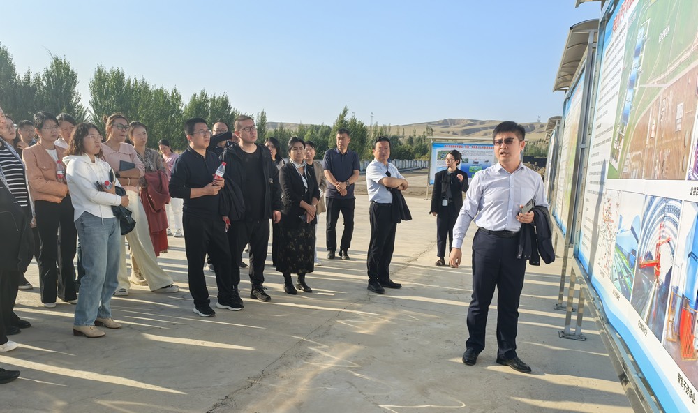 伊寧市財政局局長劉慧杰深入陜煤建設天工公司新疆第一項目部調研
