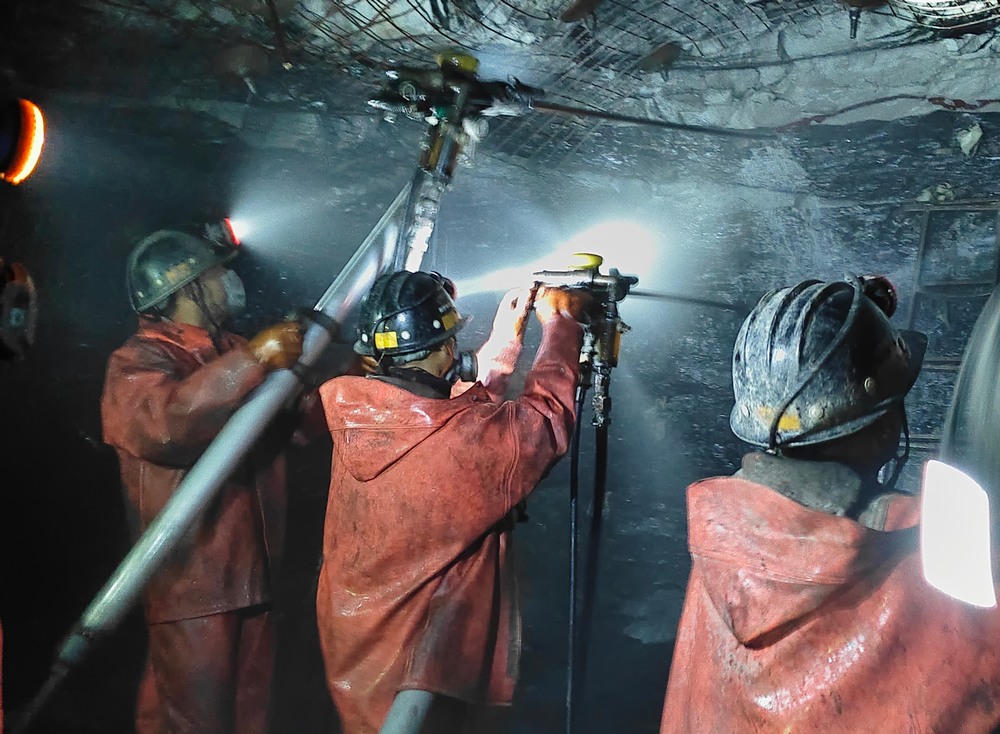 陜煤建設礦建三公司承建的華龍煤礦西翼進風立井安全順利落底