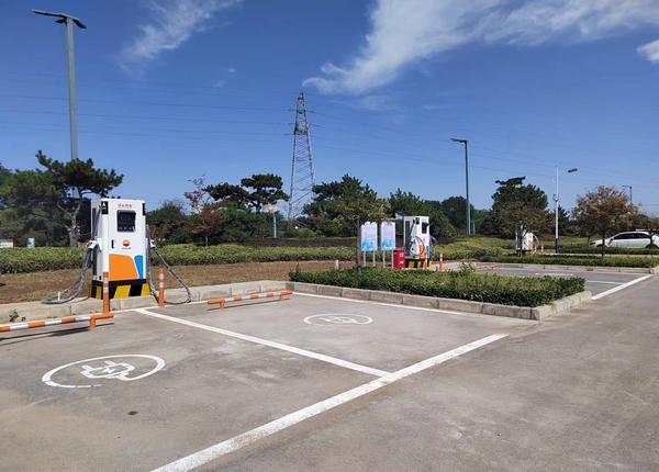 陜煤建設川耀公司：崔仙服務區(qū)充電樁安裝，為綠色出行“加油”