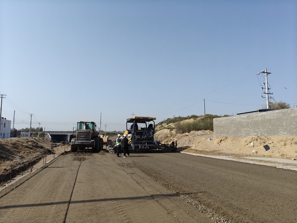 陜煤建設(shè)路橋分公司物流園區(qū)二號進(jìn)場道路大干快上，吹響項(xiàng)目建設(shè)“沖鋒號”