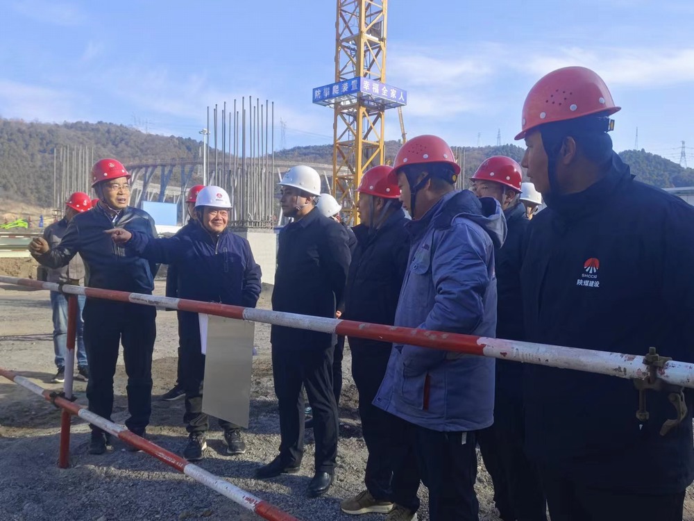 黃陵礦業(yè)集團有限責任公司副總經理薛國華深入陜煤建設基層項目檢查指導