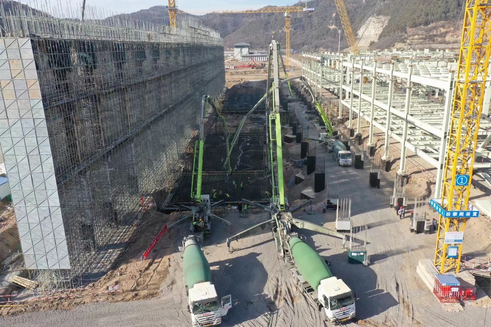 陜煤建設(shè)黃陵電廠項(xiàng)目部：三臺(tái)汽車泵，25小時(shí)，2830立方米混凝土順利完成澆筑