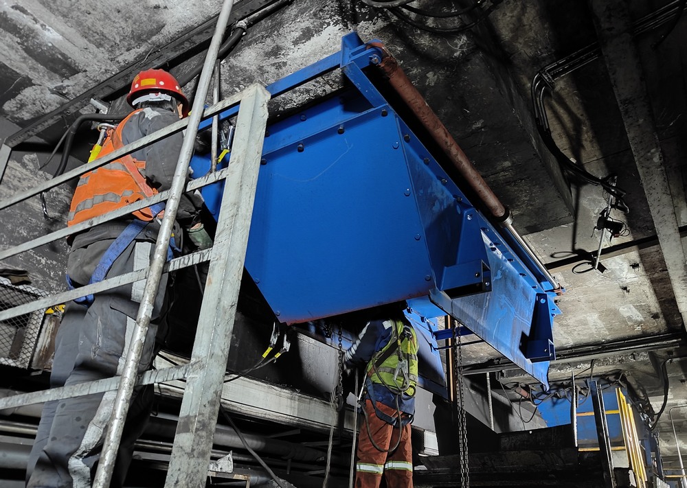 陜煤建設(shè)洗選煤運(yùn)營(yíng)分公司第二項(xiàng)目部：落煤塔暗道給煤機(jī)更換工程順利竣工，助力煤礦高效生產(chǎn)