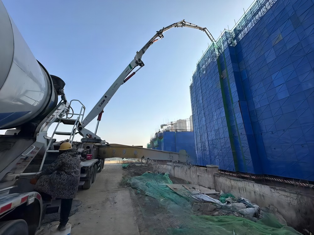 陜煤建設(shè)天工公司承建的大秦·山水逸境項(xiàng)目1#、2#樓工程主體結(jié)構(gòu)順利封頂