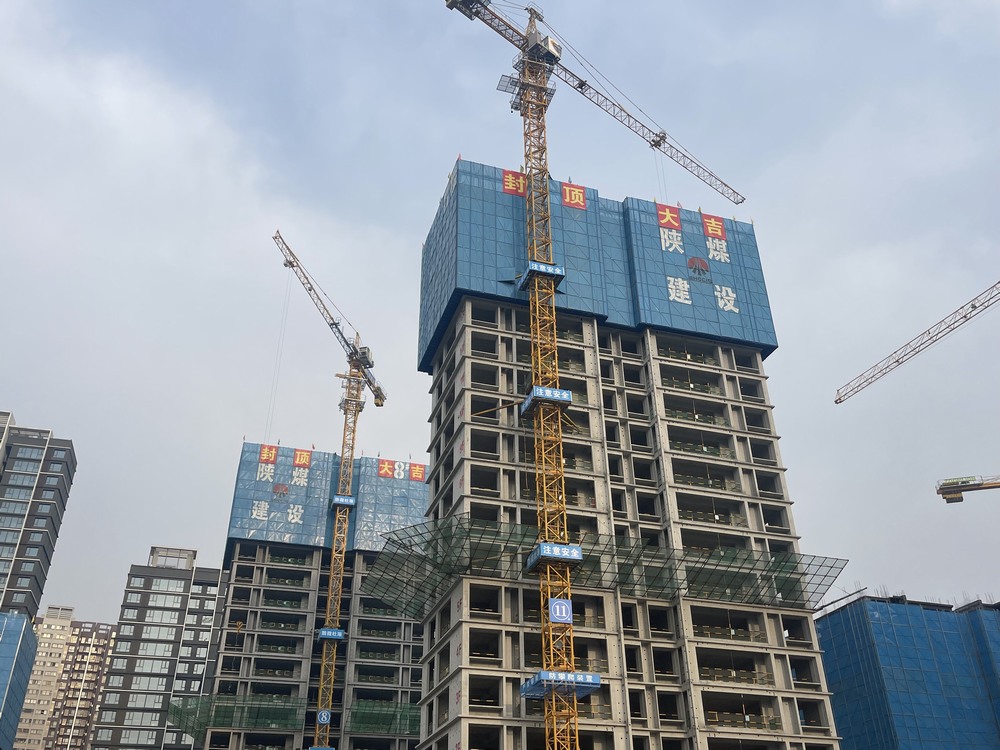 陜煤建設(shè)新龍城直屬項(xiàng)目部承建的銅川新龍城一期項(xiàng)目三標(biāo)段8#、11#樓順利封頂