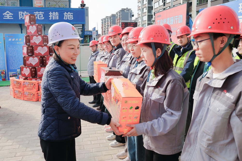 省總工會領(lǐng)導為陜煤建設(shè)一線職工送溫暖