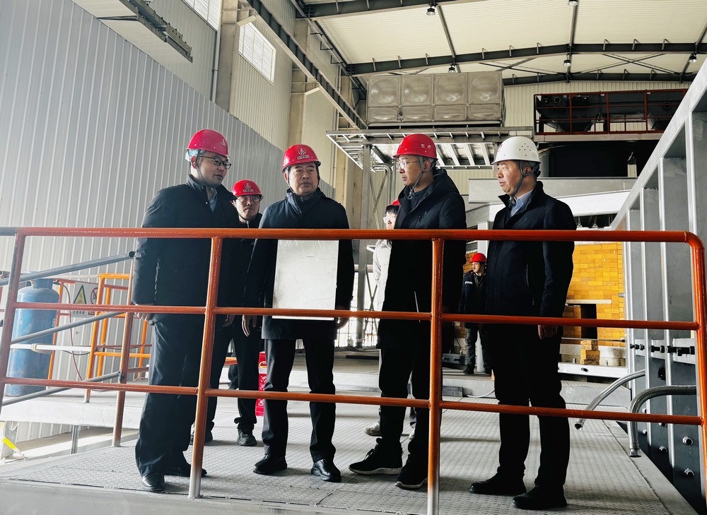 陜西建材科技集團(tuán)黨委書記、董事長、總經(jīng)理周紅深入天工公司基層項(xiàng)目部進(jìn)行慰問