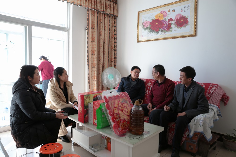 陜煤建設(shè)領(lǐng)導走訪慰問困難職工