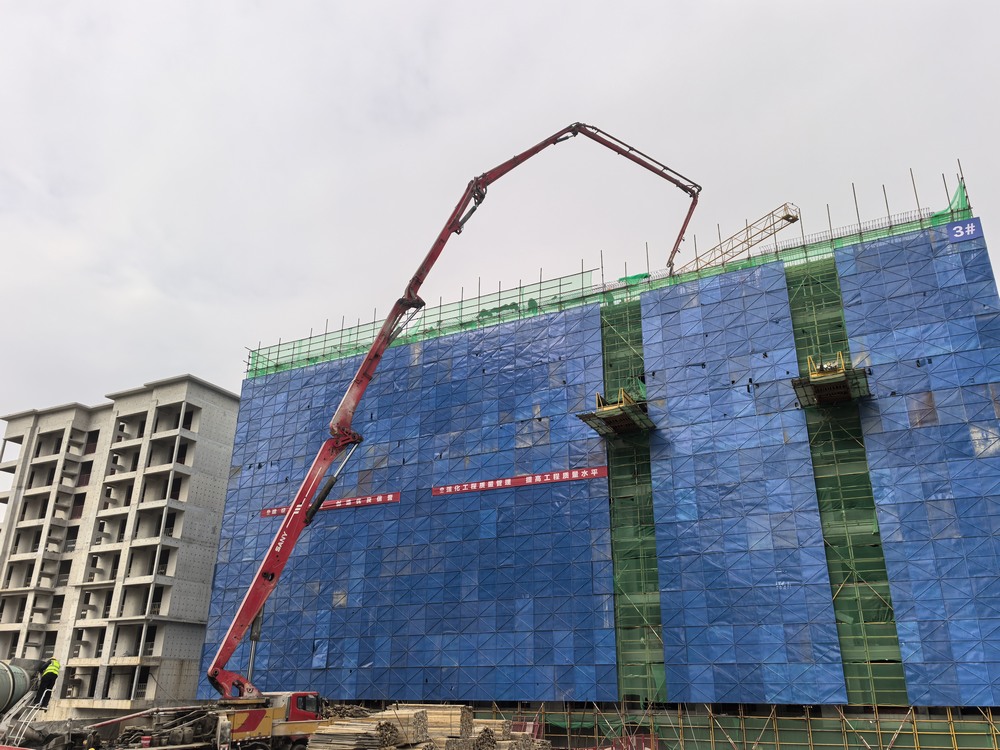 實(shí)力彰顯！陜煤建設(shè)天工公司承建的大秦·山水逸境項(xiàng)目全部工程主體結(jié)構(gòu)順利封頂