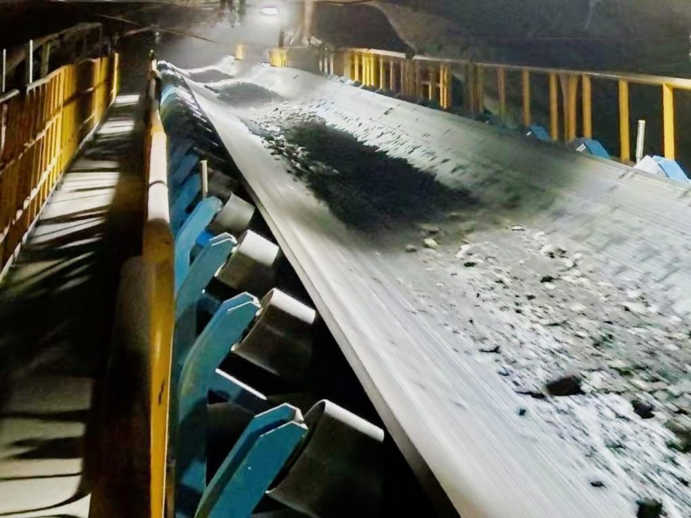 陜煤建設(shè)機電安裝公司趙石畔項目部東翼大巷皮帶成功運轉(zhuǎn)