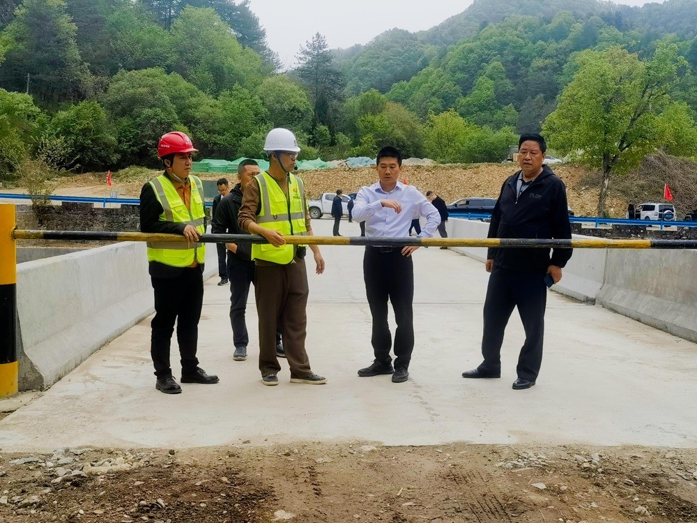 陜西省發(fā)展和改革委員會重大項目儲備推進中心副主任譚超等一行蒞臨陜煤建設(shè)路橋分公司秦嶺項目部調(diào)研