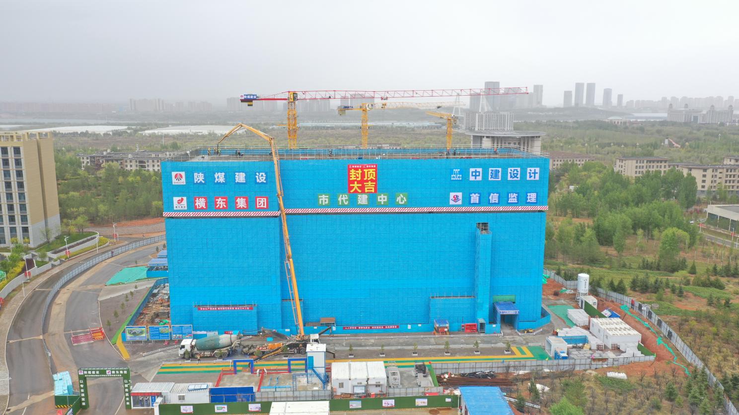 陜煤建設內(nèi)蒙古分公司：鄂爾多斯應用技術學院實驗樓主體結構封頂，項目建設進入新階段