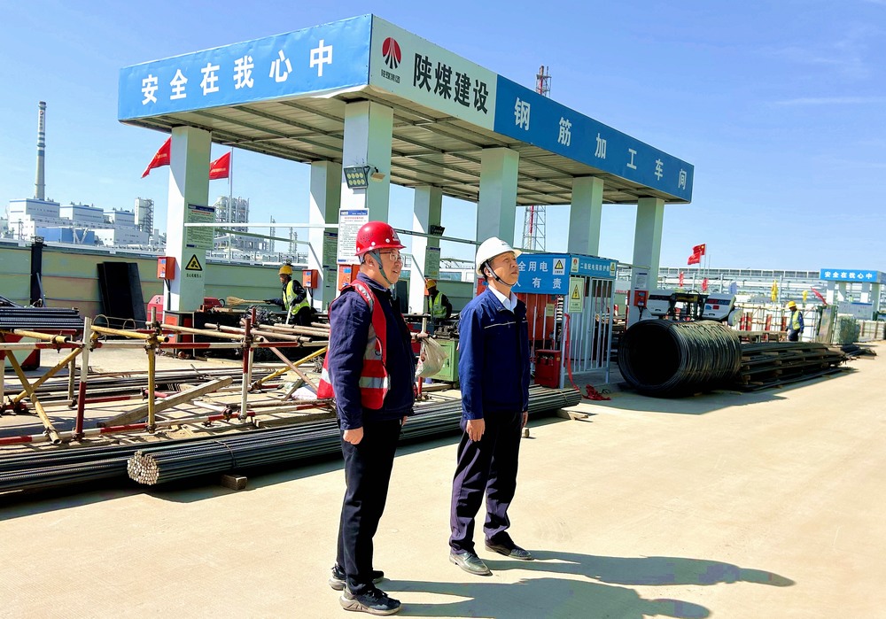 陜煤集團榆林化學(xué)有限責(zé)任公司黨委副書記、總經(jīng)理段立波深入天工公司基層項目檢查指導(dǎo)