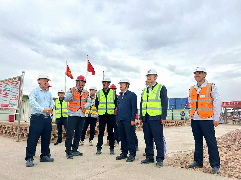 陜煤集團(tuán)工程總監(jiān)、基本建設(shè)管理部總經(jīng)理李仰東深入榆林化學(xué)二期項(xiàng)目檢查指導(dǎo)