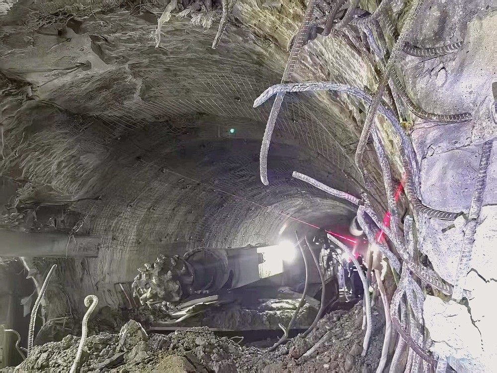 104米掘進(jìn)攻堅(jiān)！袁大灘煤礦2煤東翼帶式輸送機(jī)機(jī)頭硐室順利貫通