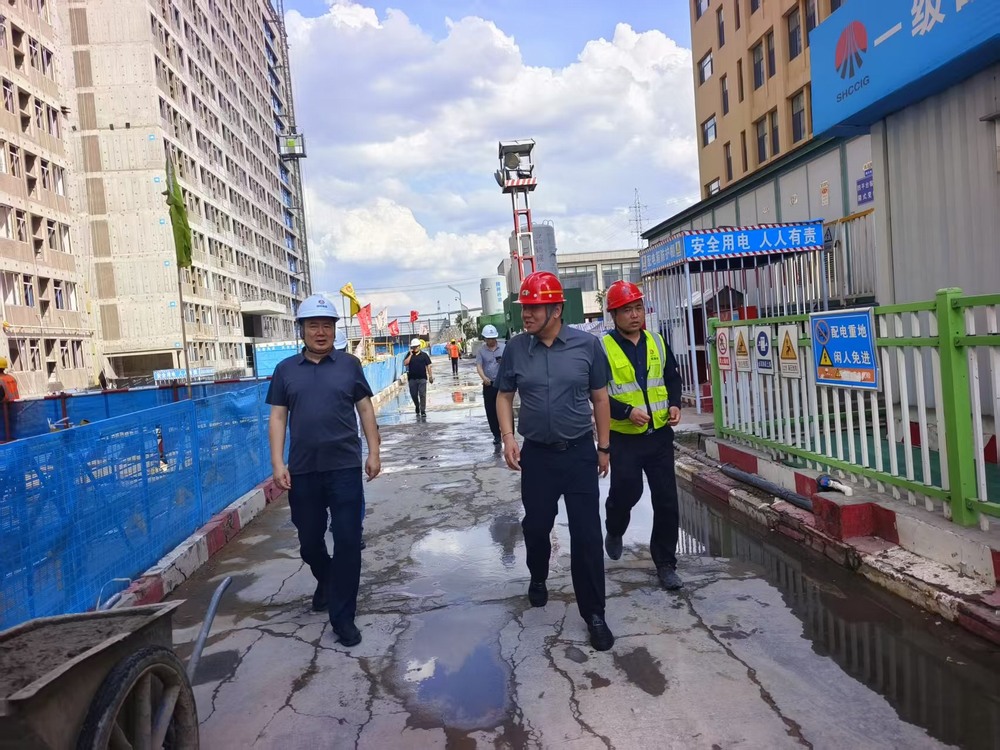 陜西省建設(shè)工程質(zhì)量安全監(jiān)督總站站長鄭海平一行蒞臨檸條塔煤礦新建3#、4#員工公寓樓項目檢查指導(dǎo)工作