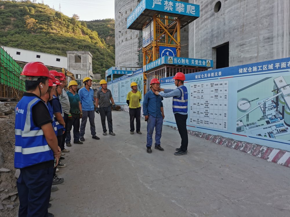 陜煤建設(shè)韓城分公司土建十一項(xiàng)目部：每日一聚話安全，工地防線牢又堅(jiān)