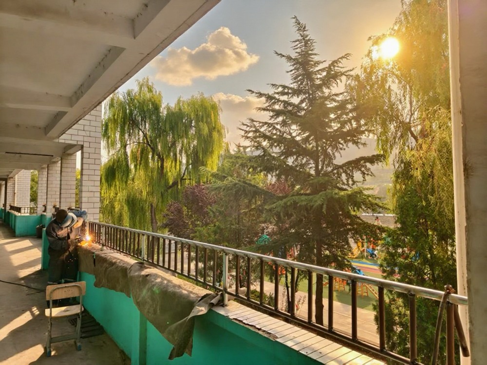 助力地方教育，護(hù)航學(xué)子平安——陜煤建設(shè)礦建二公司安裝項(xiàng)目部為卓立小學(xué)教學(xué)樓安裝防護(hù)欄桿