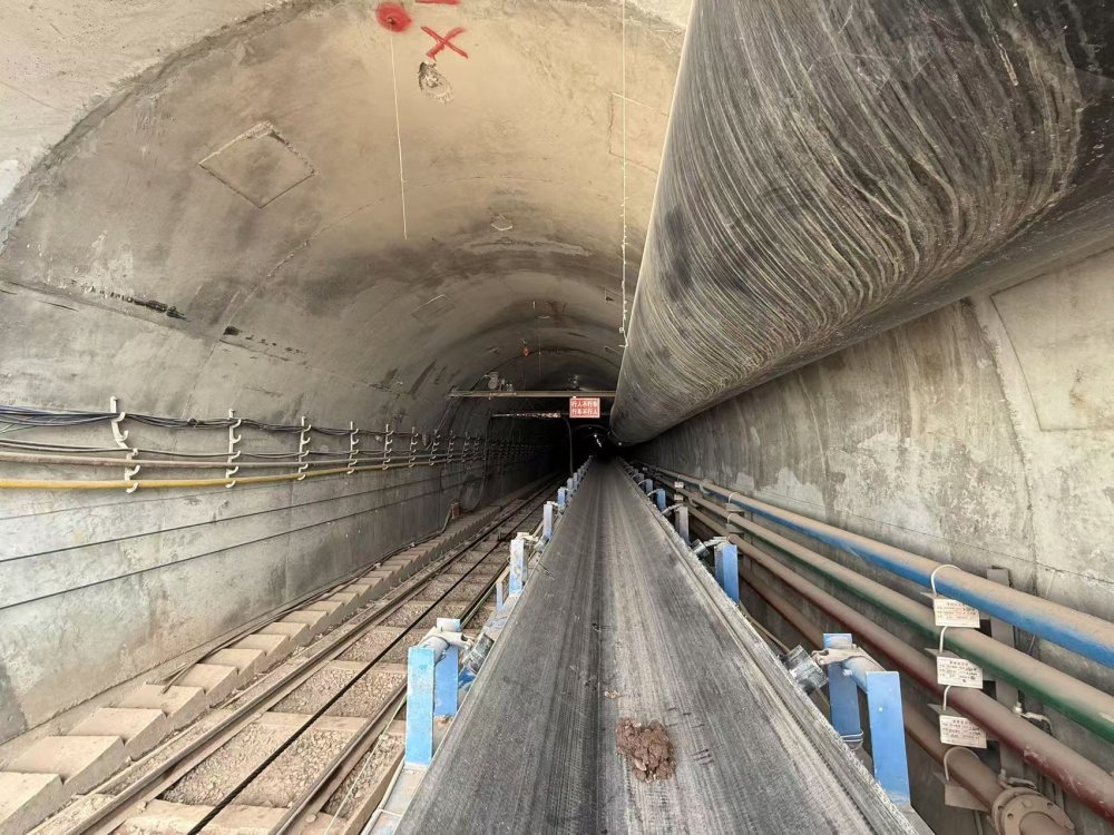 陜煤建設(shè)天工公司礦建六部：玻璃溝煤礦主斜井皮帶排矸系統(tǒng)試運(yùn)轉(zhuǎn)一次成功