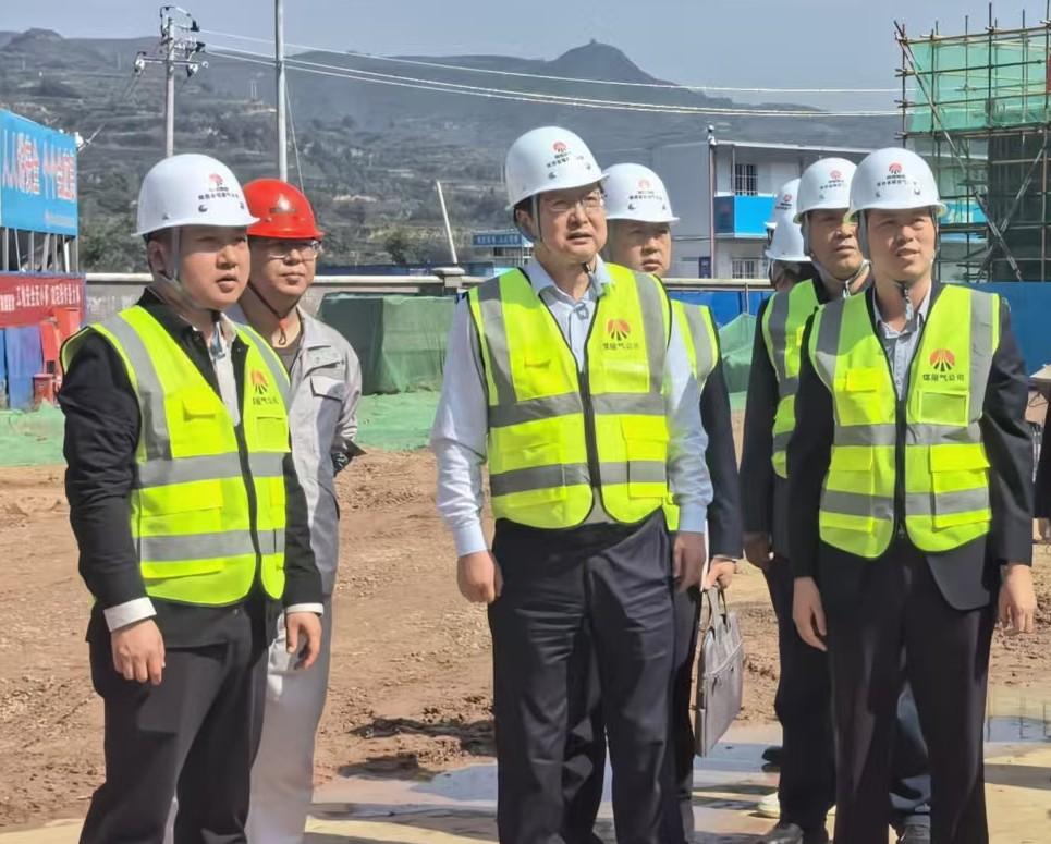 陜西省煤層氣黨委委員、紀(jì)委書記董巨國一行深入天工公司土建第二十一項目部開展節(jié)前檢查指導(dǎo)工作